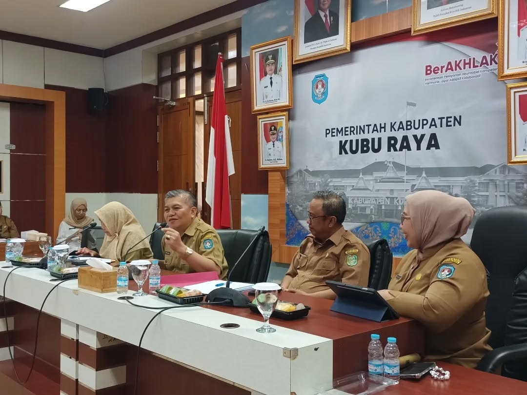 DUKUNGAN: Sekda Kubu Raya, Yusran Anizam, memimpin rapat koordinasi informasi untuk mendukung program hilirisasi dan peningkatan investasi, Selasa (24/6).