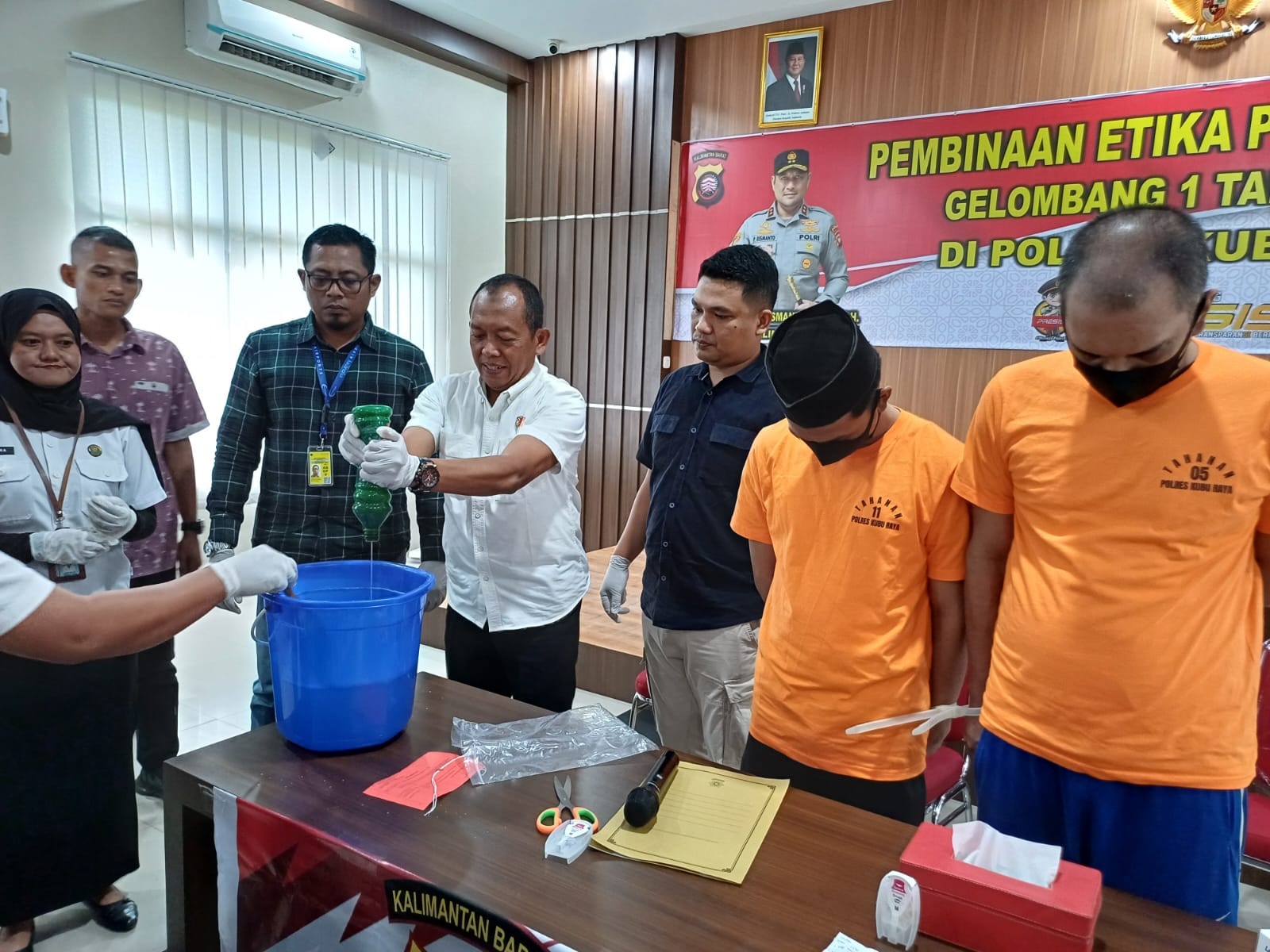 PEMUSNAHAN: Kasatres Narkoba Polres Kubu Raya, AKP Sagi memimpin pemusnahan barang bukti sabu 395,7 gram dan disaksikan perwakilan BNN Kubu Raya, AVSEC Bandara Supadio.
