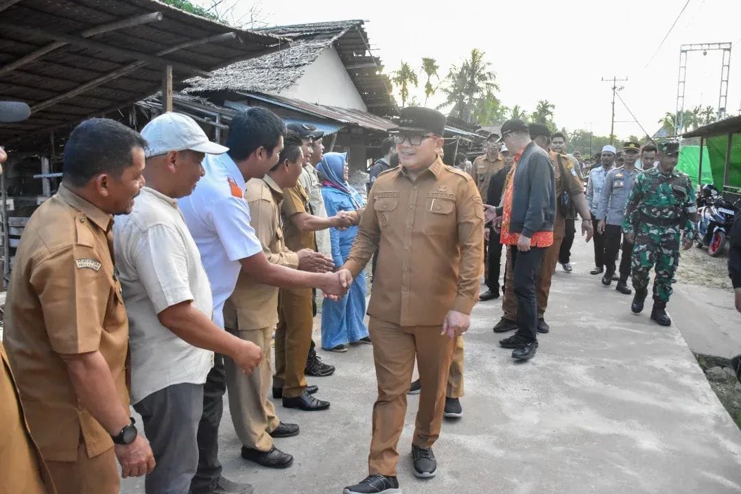 INFRASTRUKTUR: Bupati Kubu Raya, Sujiwo bersama rombongan meninjau infrastruktur dan mendengar langsung aspirasi warga saat kunjungan kerja ke Kecamatan Batu Ampar, Selasa (24/6).