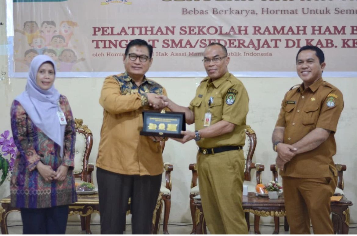 CINDERAMATA: Staf Ahli Bupati, Darma, menerima cinderamata saat membuka pelatihan SRHAM, kemarin (24/6).