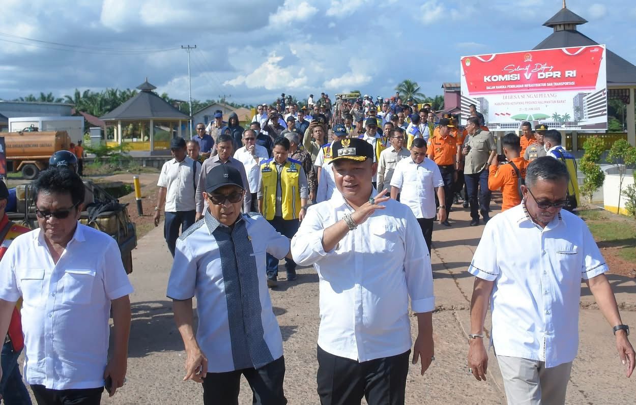TINJAU: Bupati Ketapang, Alexander Wilyo, mendampingi Wakil Ketua Komisi V DPR RI, Ridwan Bae, meninjau ruas Jalan Pelang-Kupuluk beberapa waktu lalu.