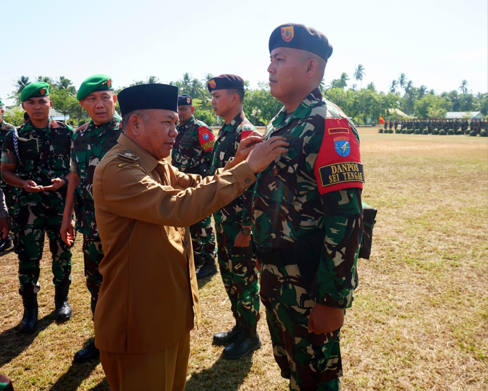 SAMBUT: Wabup Mempawah menghadiri upacara penyambutan Satgas Pamtas dari Batalyon Kavaleri 12/Beruang Cakti.