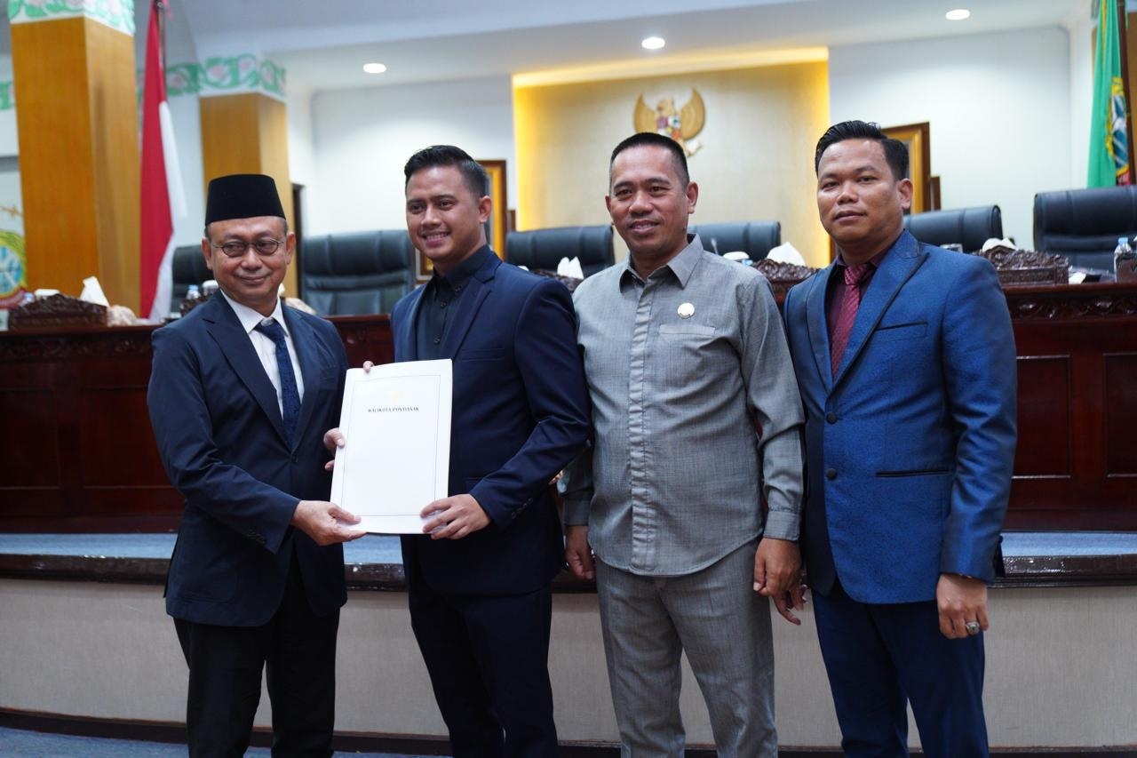 PANDANGAN UMUM: Wako Pontianak Edi Rusdi Kamtono menyerahkan dokumen jawaban atas pandangan umum Fraksi-fraksi DPRD Kota Pontianak terhadap Raperda tentang pertanggungjawaban pelaksanaan APBD 2024.