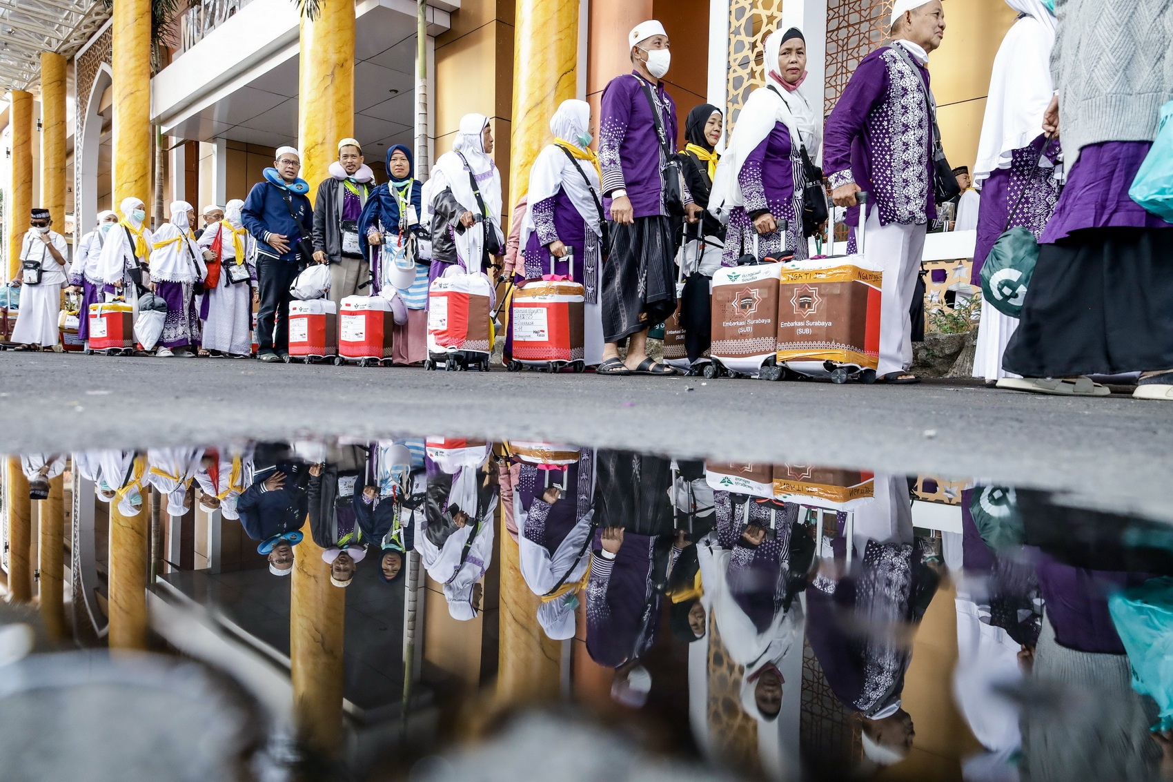 TIBA DENGAN SELAMAT: Jamaah Haji Kloter 44 tiba di Asrama Haji Surabaya kemarin (25/6) usai tertahan konflik timur tengah. Rombongan tiba sekitar pukul 15.45 usai mendarat di Bandara Internasional Juanda pukul 14.43. FOTO: ALFIAN RIZAL/JAWA POS