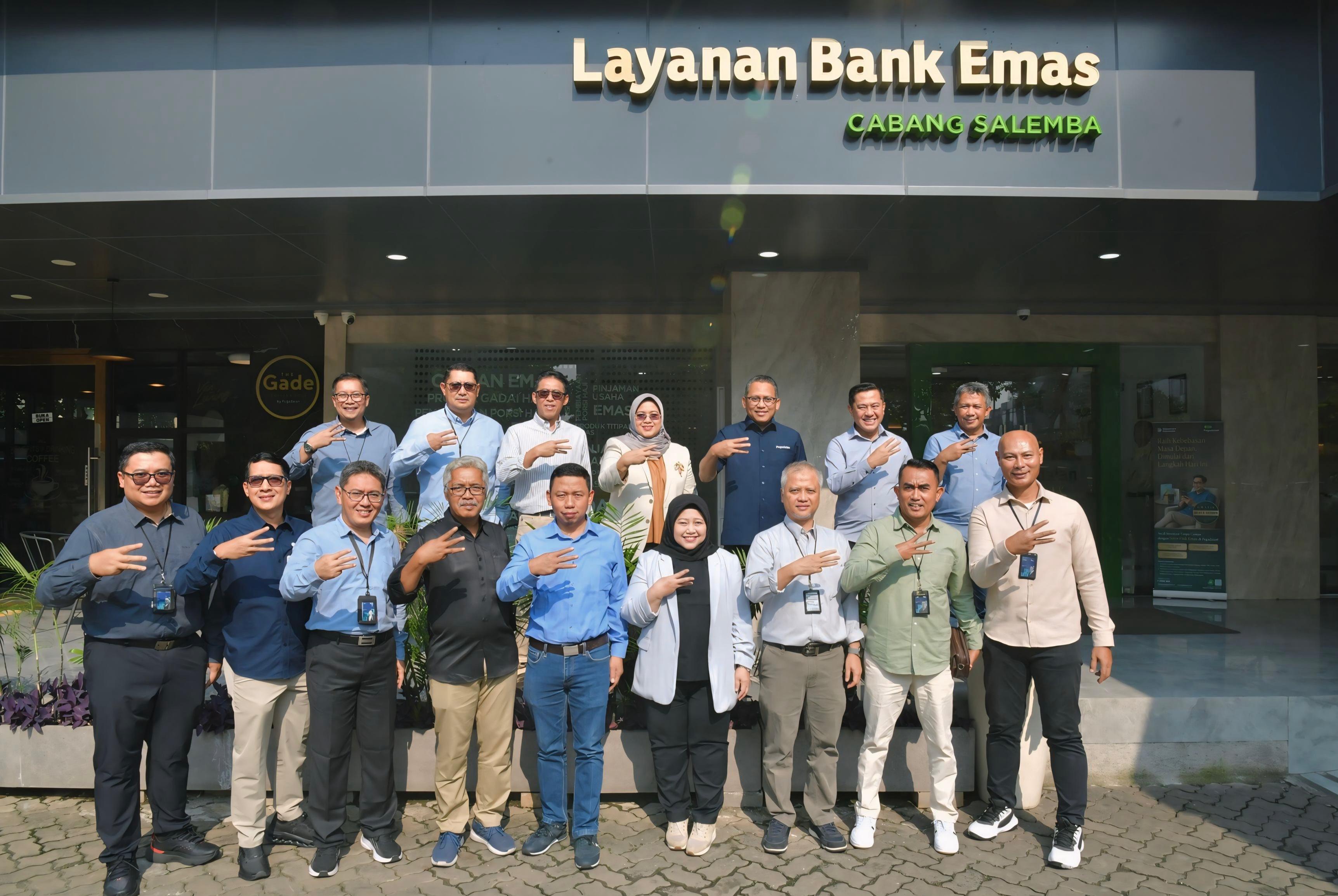 Manajemen dan karyawan PT Pegadaian saat peluncuran fitur Setor Fisik Emas di Pegadaian Cabang Salemba, Jakarta, Rabu (25/6/2025).