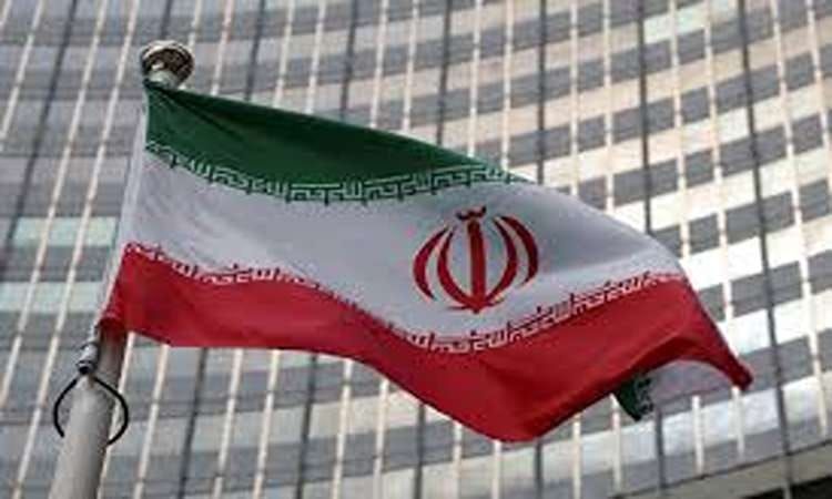 Bendera Iran berkibar di depan markas besar organisasi Badan Energi Atom Internasional (IAEA) di Wina, Austria, 5 Juni 2023.