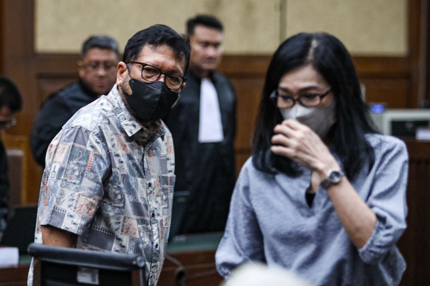 Terdakwa kasus dugaan suap vonis bebas Gregorius Ronald Tannur, Zarof Ricar (kiri) dan Meirizka Widjaja (kanan) usai menjalani sidang tuntutan di Pengadilan Tipikor, Jakarta, Rabu (28/5/2025).