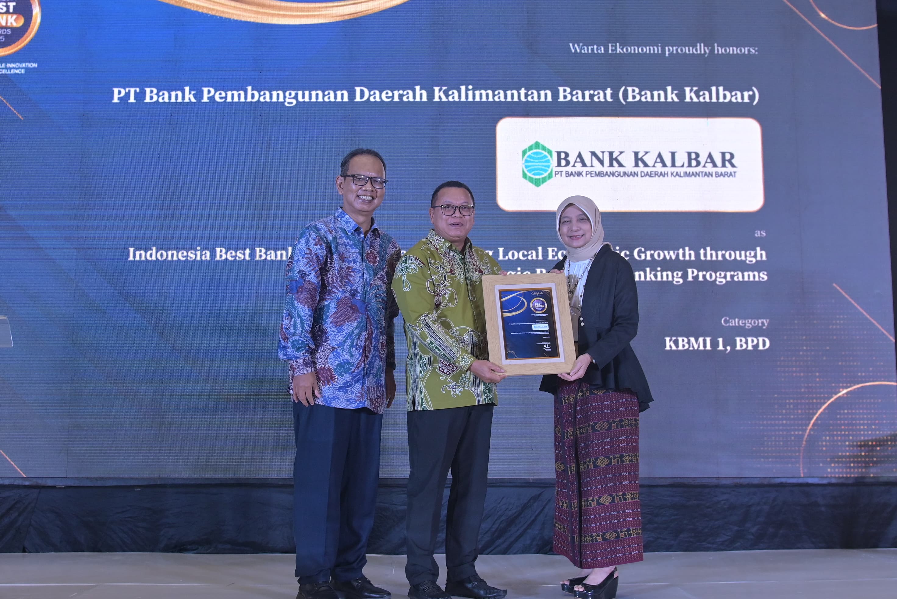 BEST BANK : Dirut Bank Kalbar Rokidi (tengah) hadir menerima penghargaan untuk bank kebanggan masyarakat Kalbar yang dinobatkan sebagai Indonesia Best Bank 2025 dari Wara Ekonomi, Rabu (25/6).