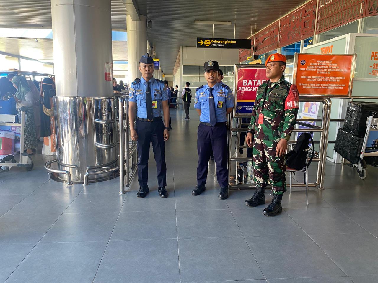 Satgas Kopasgat  dan petugas bandara bersinergi jaga keamanan serta ketertiban di area keberangkatan Bandara Mozes Kilangin.