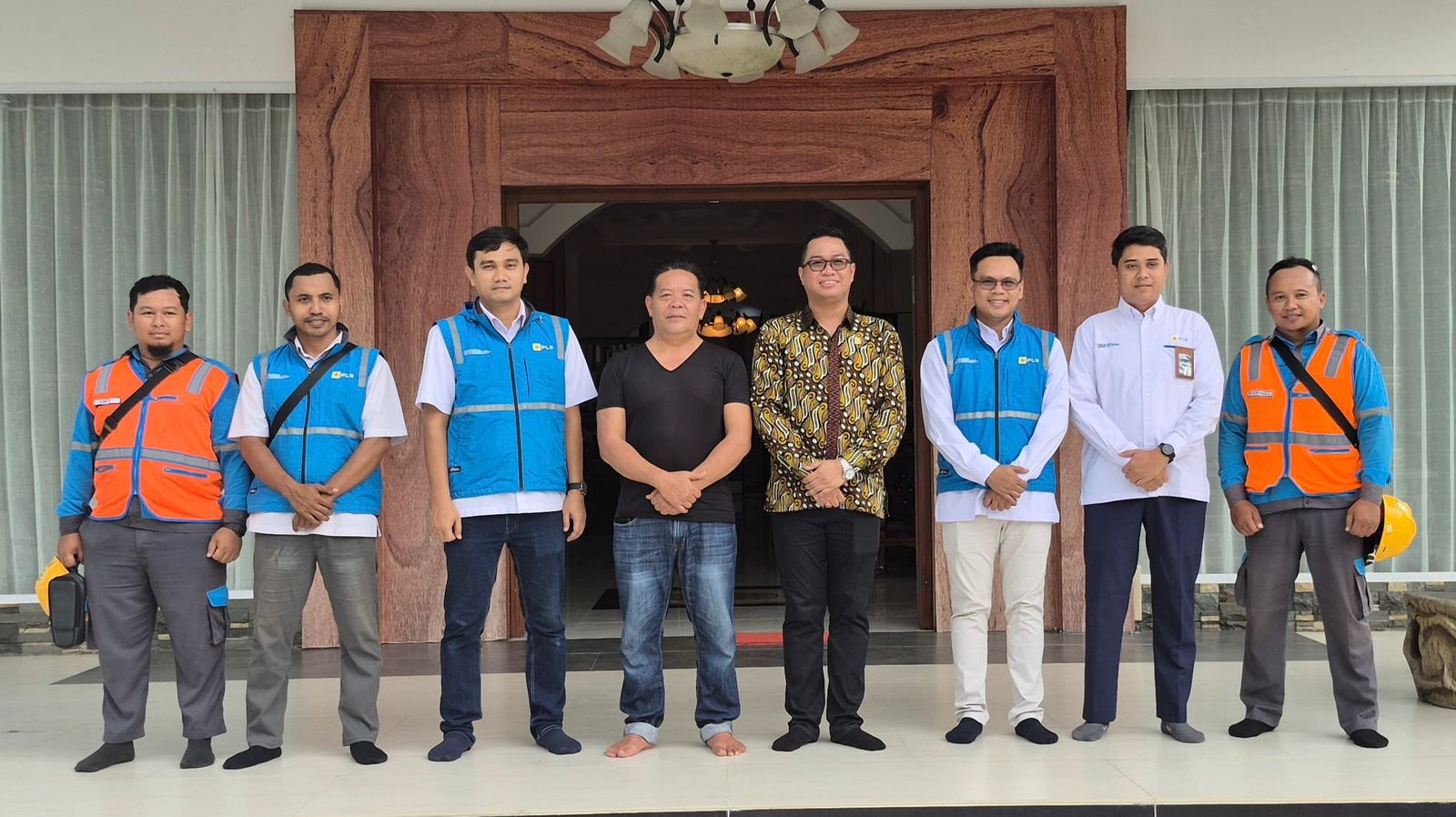 Manager PLN UP3 Sanggau Hendy Gita Wedhatama bersama tim berfoto dengan Anggota Komisi IV DPR RI Bapak Paolus Hadi, S.IP., M.Si. usai kegiatan &ldquo;Sapa Pelanggan&rdquo; di kediaman beliau.