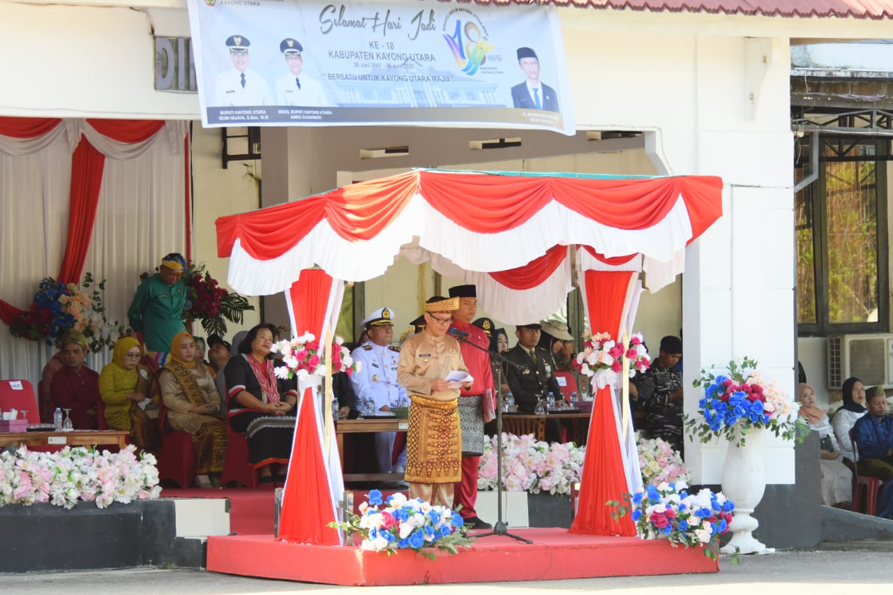 UPACARA : Kegiatan Upacara Peringatan Hari Jadi ke-18 Kabupaten Kayong Utara Tahun 2025, di Lapangan Kantor Dinas Pendidikan, Kamis (26/6/2025) pagi.