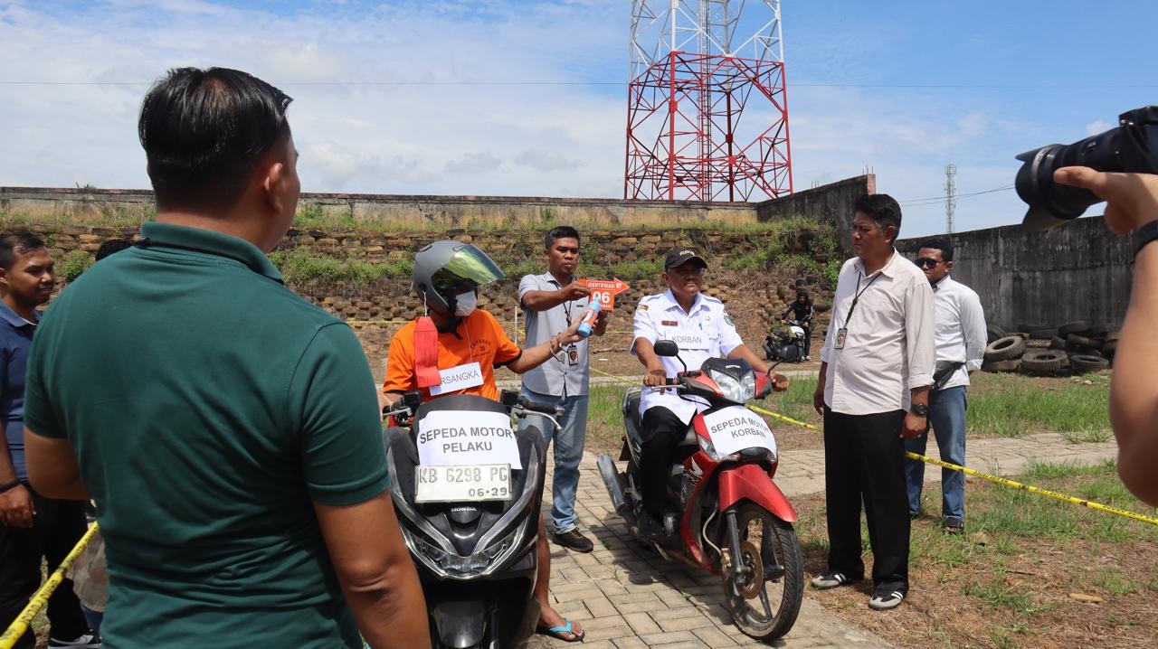 REKONSTRUKSI: Sat Reskrim Polres Singkawang menggelar rekonstruksi ulang tindak pidana penyiraman air keras.