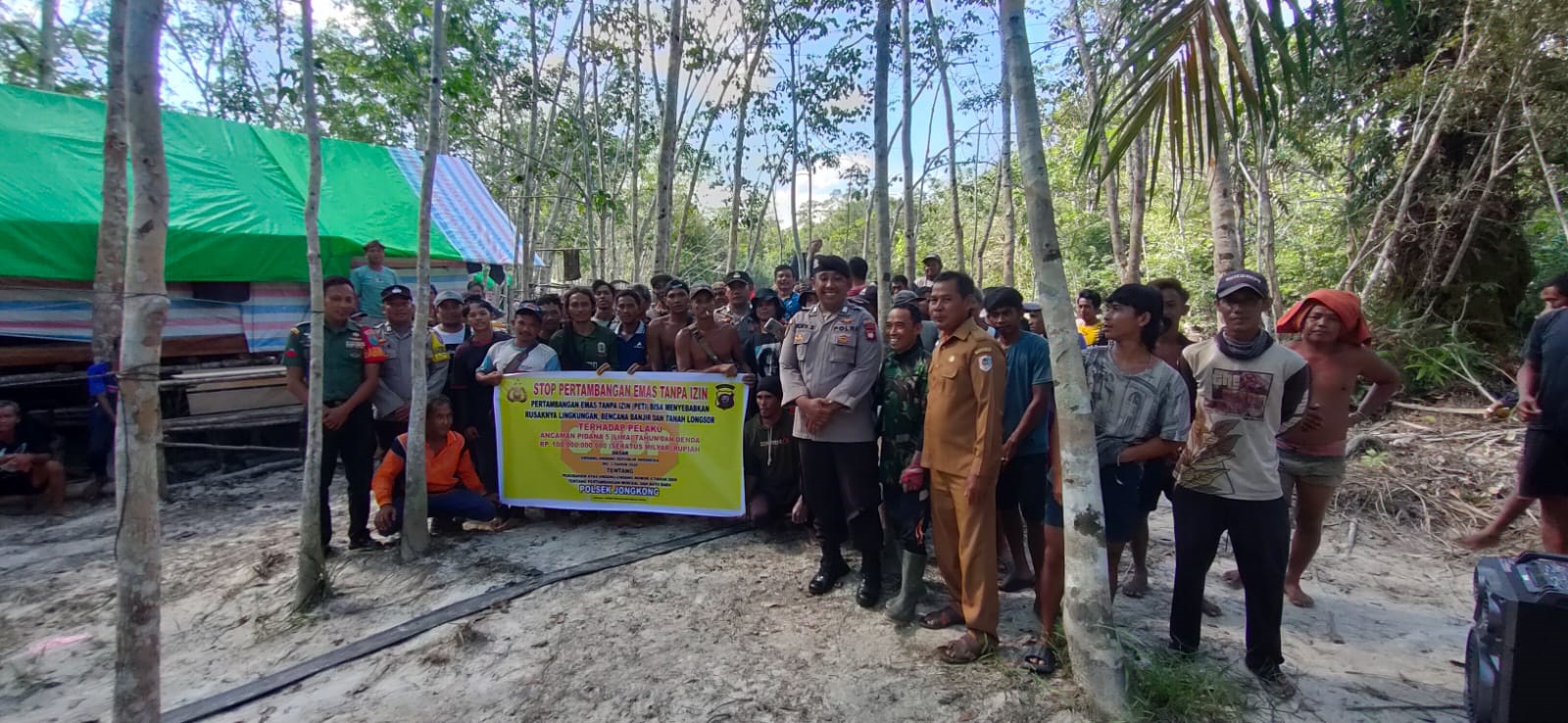 LARANGAN : Sosialisasi larangan PETI yang dilakukan Polsek Jongkong.