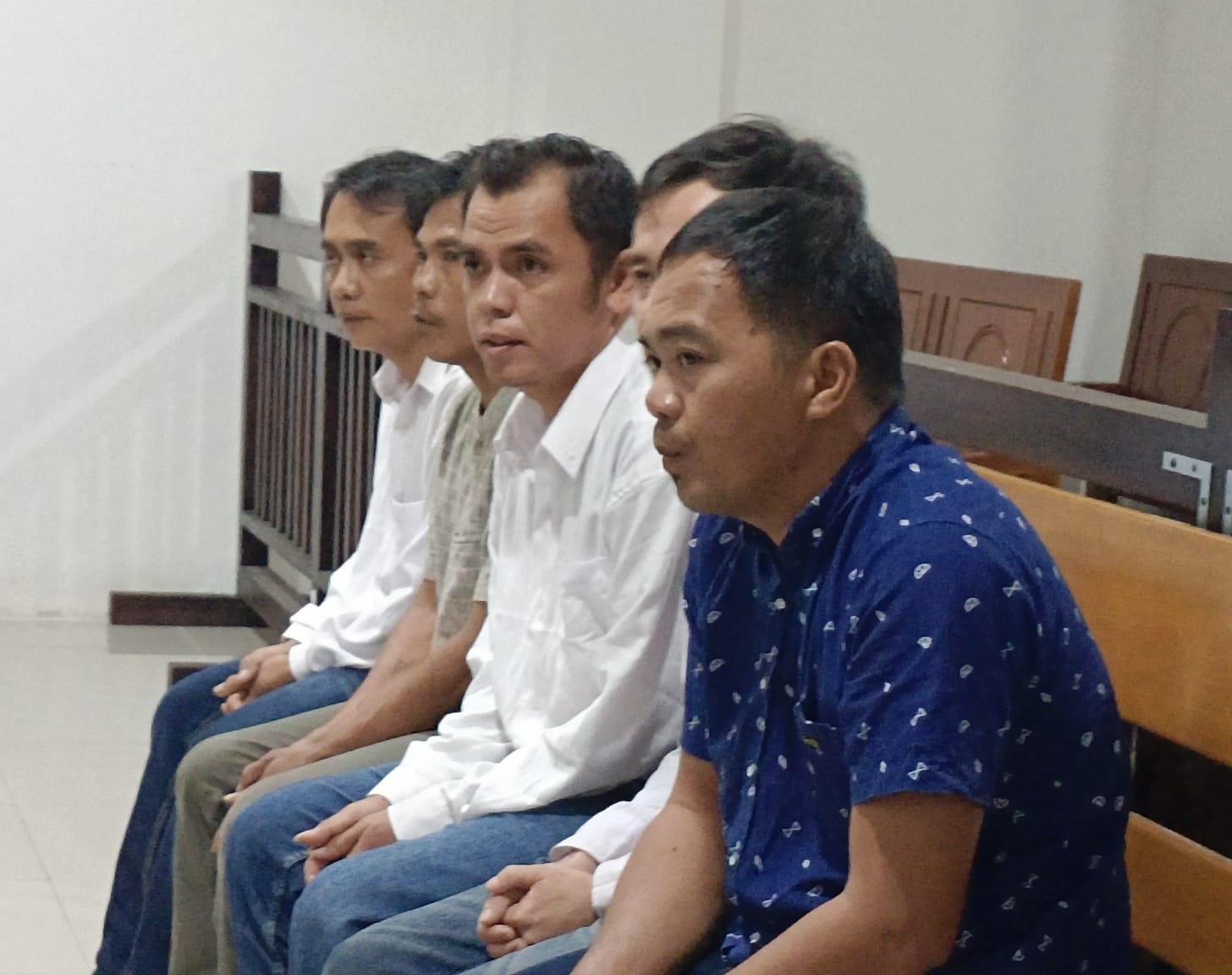 TERDAKWA: Lima terdakwa saat mengikuti persidangan di Pengadilan Negeri Putussibau.