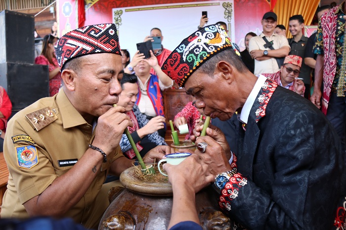 GAWAI: Wagub Krisantus saat menghadiri Pekan Gawai Dayak Nyelapat Taun VII di Desa Sekubang, Kecamatan Sepauk, Kabupaten Sintang, Kamis (19/6).