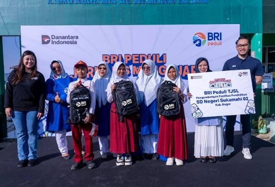 Penyerahan bantuan BRI Peduli kepada SDN Sukamahi 02, Megamendung, Kab Bogor Jawa Barat.