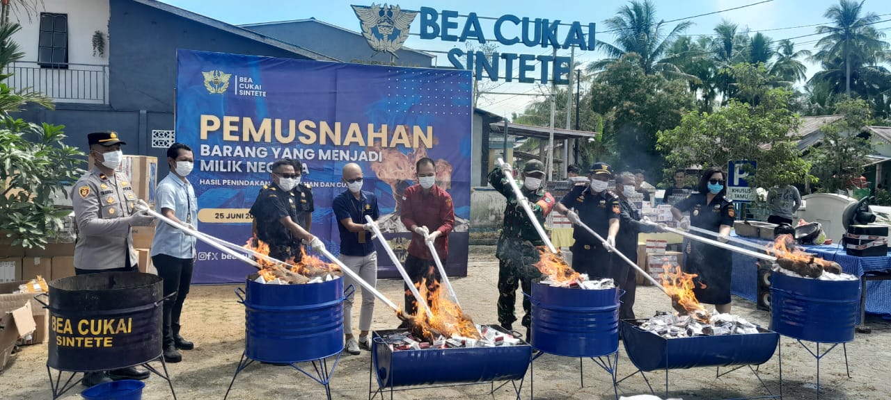 Kepala KPPBC TMC C Sintete bersama pihak terkait saat memusnahkan BMN hasil penindakan.