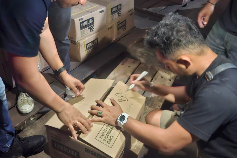 Direktorat Reserse Kriminal Khusus Polda Kalbar menggelar olah TKP gudang yang diduga menyimpan ratusan jenis oli palsu di Kecamatan Sungai Raya Kabupaten Kubu Raya, Kamis (26/6/2025).