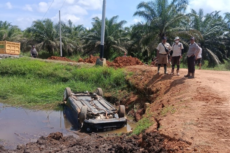Mobil terjun ke parit di Jalan Mutiara Desa Pulau Limbung Kecamatan Sungai Raya Kabupaten Kubu Raya pada Kamis (26/6/2025) pagi.