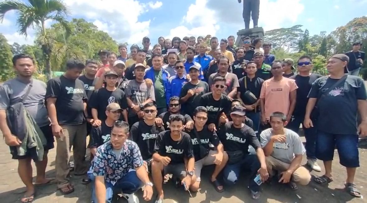 FOTO BERSAMA: Komunitas Driver Ojol dan Supir Truk Kalbar foto bersama di bundaran tugu Alianyang Sungai Ambawang.