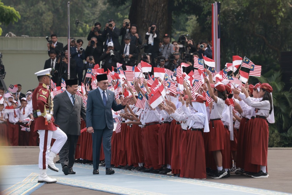 Kedatangan Perdana Menteri (PM) Malaysia, Anwar Ibrahim disambut Presiden Indonesia Prabowo Subianto di Istana Negara, Jumat (27/5/2025).