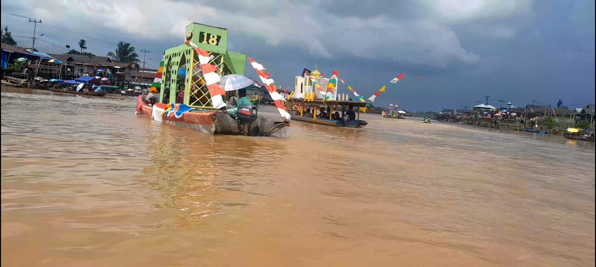 Kegiatan turun sungai berobat kampung diikuti 30 perahu hias. Dihadiri Anfgota DPRD Kalbar dan Dewan Sambas.