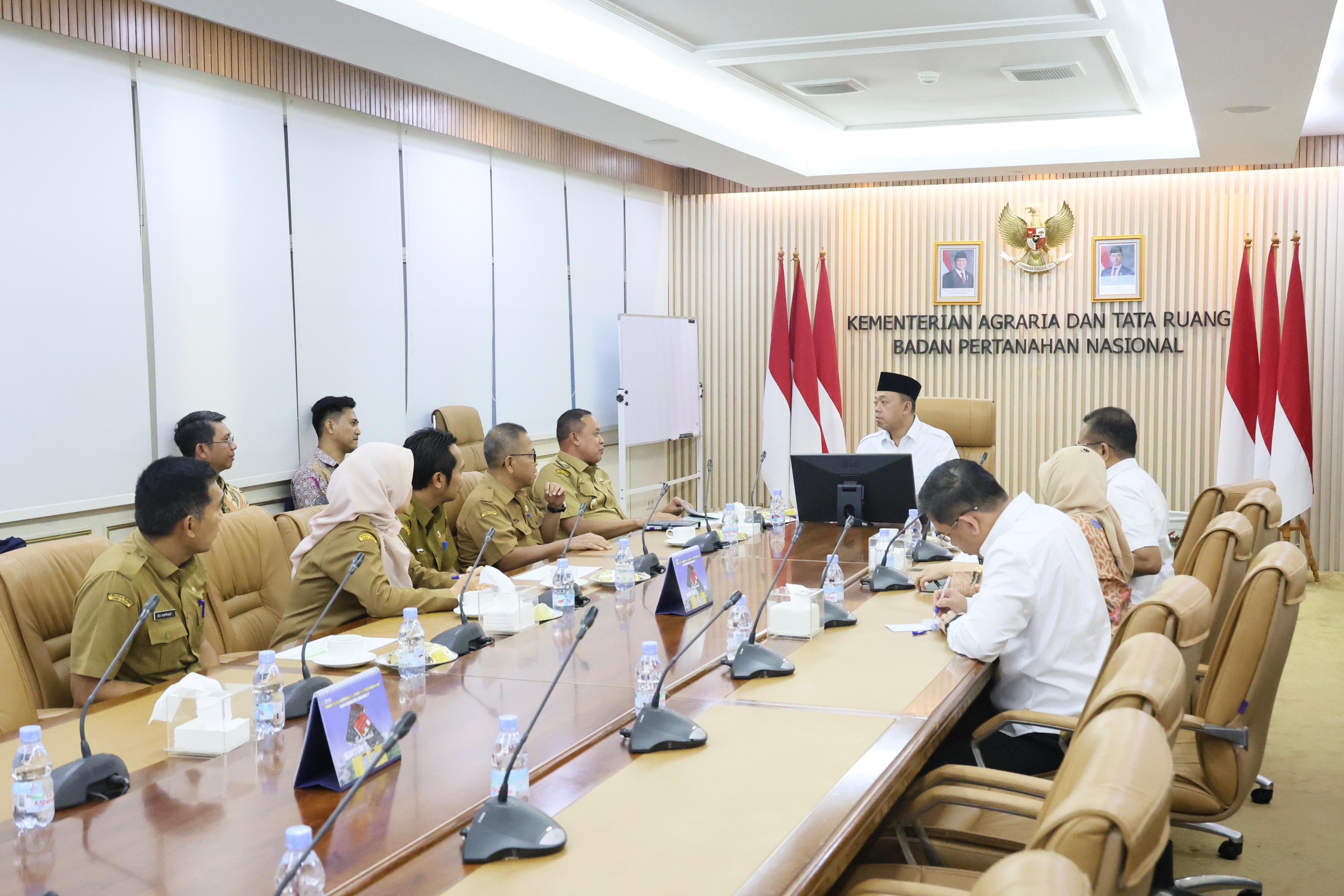 Menteri Nusron dalam pertemuan yang berlangsung di Ruang Rapat Menteri ATR/Kepala BPN, Jakarta.