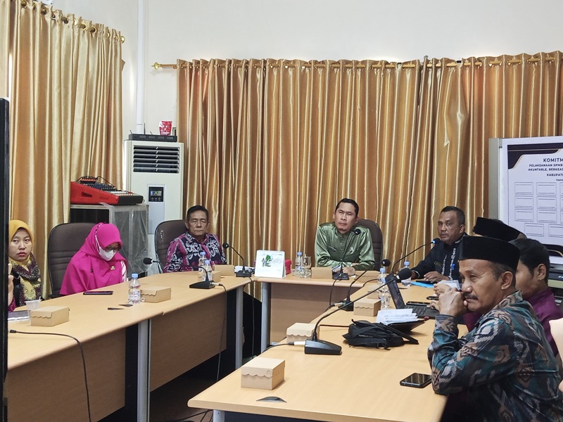 Rapat berkaitan komitmen dan dukungan pelaksanaan Sistem Penerimaan Murid Baru (SPMB) Kabupaten Kayong Utara, Provinsi Kalimantan Barat.