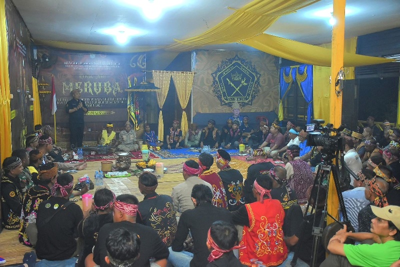 Bupati Ketapang, Alexander Wilyo, mengadiri ritual adat Meruba di Rumah Raja Hulu Aik, Desa Laman Sengkuang, Kecamatan Hulu Sungai, Selasa (24/6).