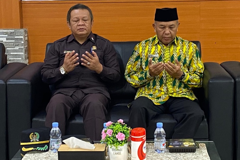 Ketua DPRD Kabupaten Mempawah Safruddin Asra (kiri), saat menghadiri doa bersama dalam rangka rangka HUT ke-79 Bhayangkara.
