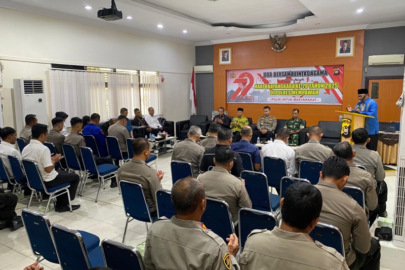 Suasana doa bersama lintas agama di Mapolres Mempawah dalam rangka HUT ke-79 Bhayangkara.