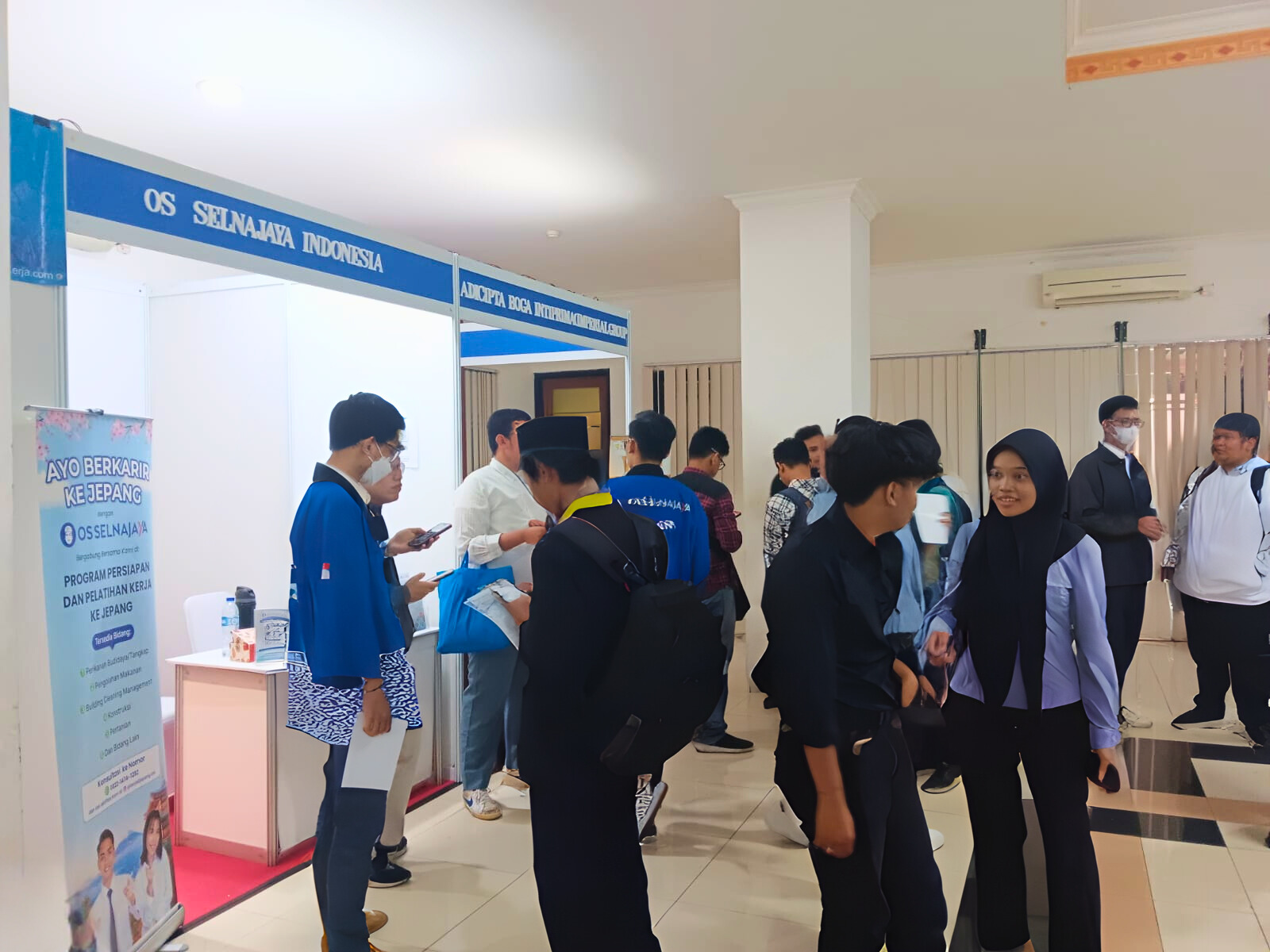 Para pencari kerja yang mengunjungi satu per satu stan, untuk mendapatkan informasi proses rekrutmen dan persyaratan pada setiap stan di Job Fair Jakarta Barat, Tanjung Duren, Rabu 4 Juni 2025.