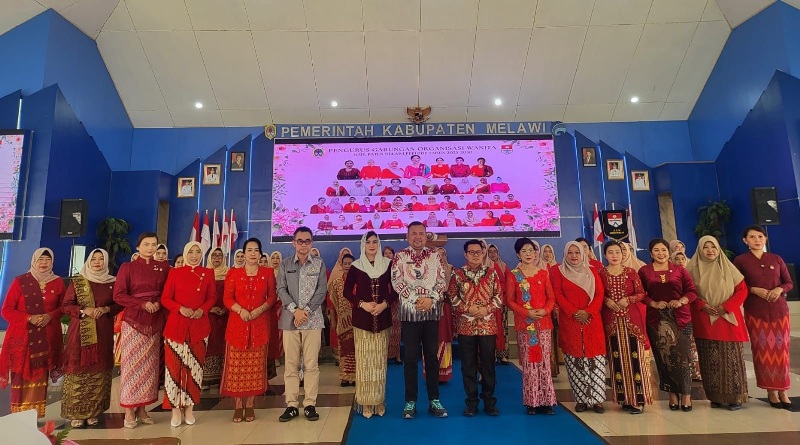 Bupati Melawi, Wakil Bupati, dan Sekda Melawi berfoto bersama pengurus GOW Kabupaten Melawi periode 2025&ndash;2030 di Pendopo Rumah Jabatan Bupati Melawi pada Kamis (26/6).
