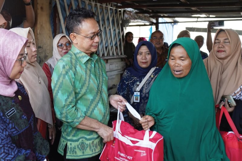 Wali Kota Pontianak Edi Rusdi Kamtono menyerahkan bantuan kepada Nurhayati, Warga Gang Alpokat Raya Kelurahan Sungai Beliung Kecamatan Pontianak Barat yang rumahnya roboh diterjang ombak Kapuas.