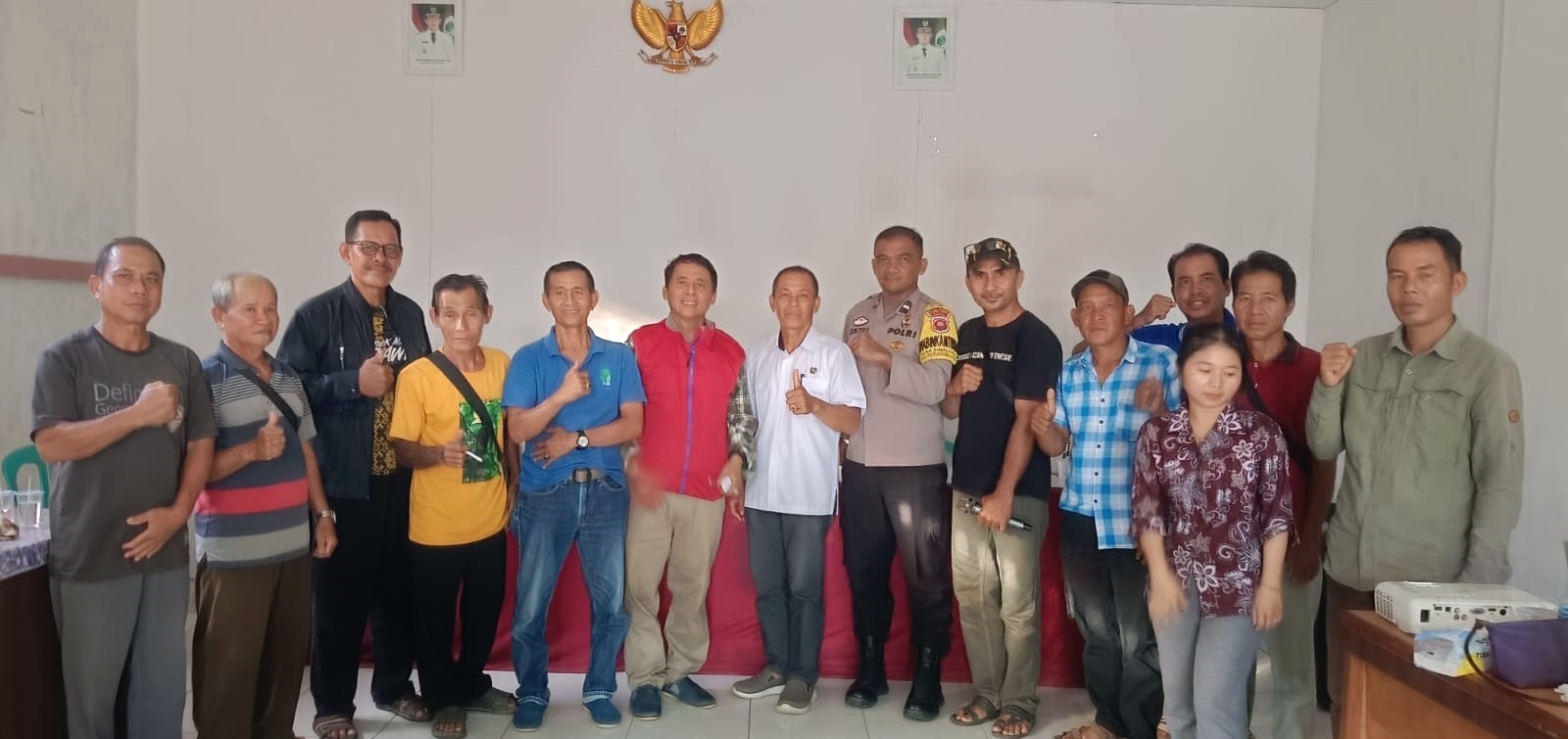 Pertemuan antara PT BIA dan masyarakat adat Desa Sibau Hilir akhirnya berujung damai.