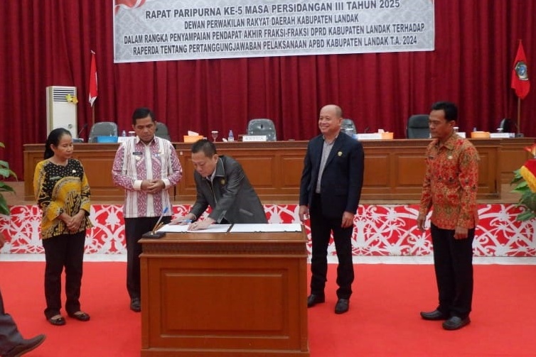 DPRD Kabupaten Landak saat menggelar rapat paripurna ke 5 masa persidangan III tahun 2025, dengan agenda menyampaikan pendapat akhir fraksi terhadap Raperda tentang pertanggungjawaban APBD Landak.