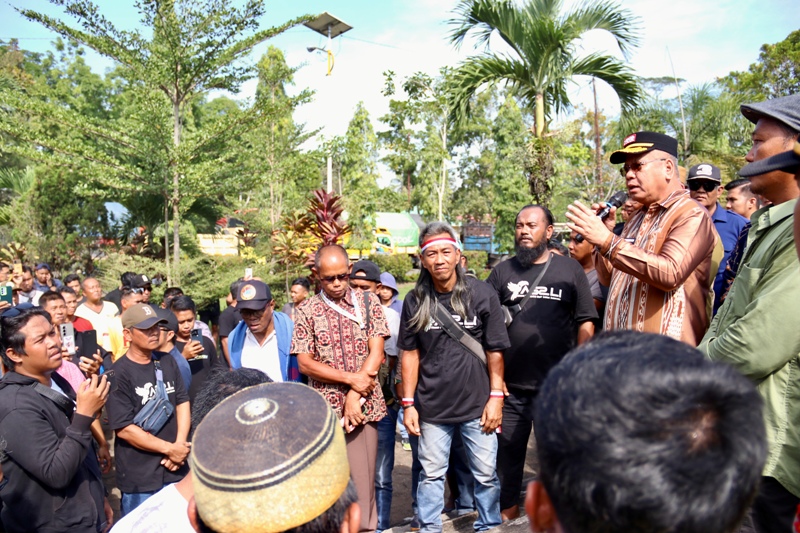 Sekda Kalbar Harisson menyampaikan respons Pemprov Kalbar terhadap tuntutan ribuan para Solidaritas Sopir Truk dan Organda Kalbar berkaitan dengan Kebijakan Zero ODOL.