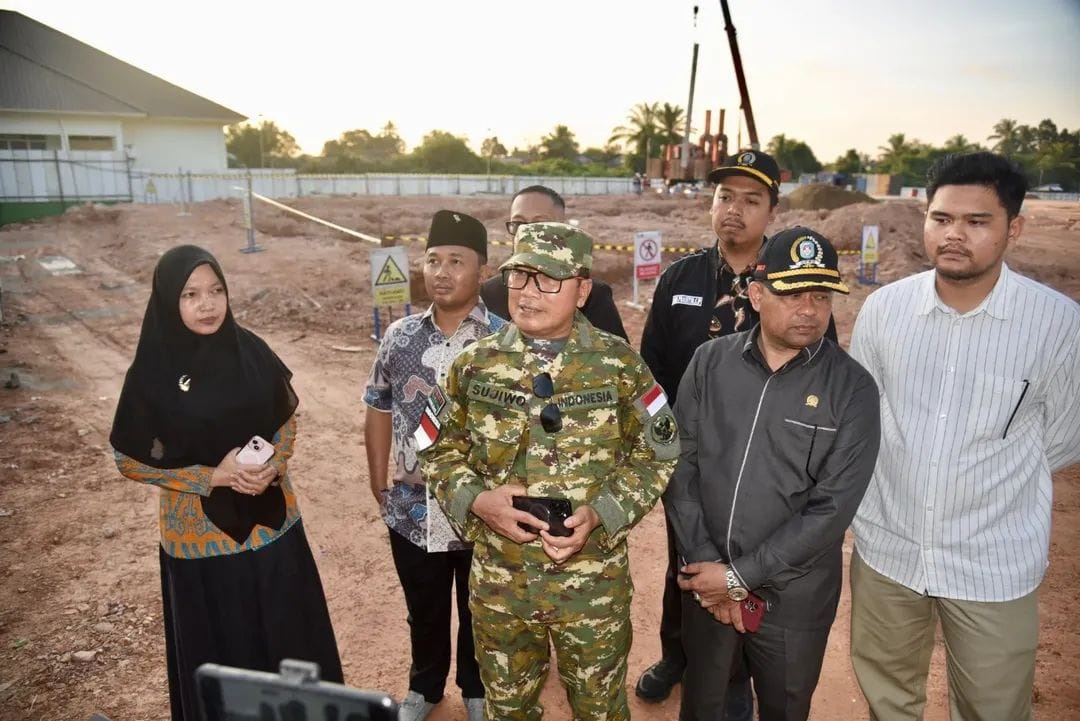 Bupati Kubu Raya, Sujiwo, meninjau progres pembangunan RSUD TBSI di Rasau Jaya, Kamis sore (26/6). Pengembangan ini mendukung peningkatan status RSUD ke tipe C.