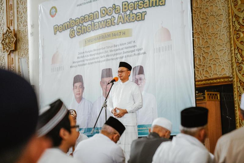 Wali Kota Pontianak Edi Rusdi Kamtono memberikan sambutan pada acara Doa Bersama dan Selawat Akbar dalam rangka memperingati Tahun Baru Islam 1 Muharam 1447 Hijriah di Masjid Raya Mujahidin.