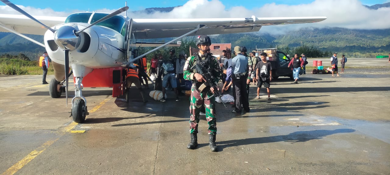 Anggota  Satgas Kopasgat saat mengamankan Bandara Aminggaru Ilaga.