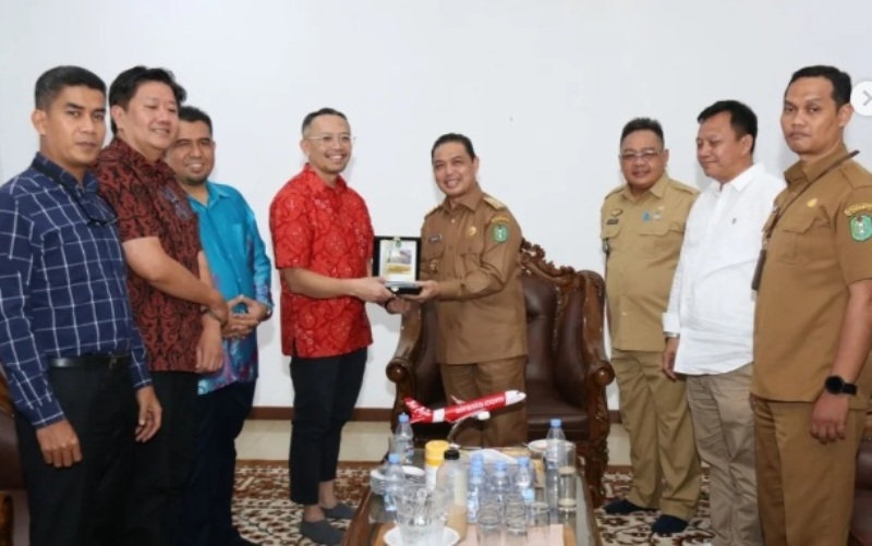 Gubernur Kalbar Ria Norsan menerima audiensi dari perwakilan Air Asia, Senin (23/6), di Pendopo Gubernur Kalimantan Barat.