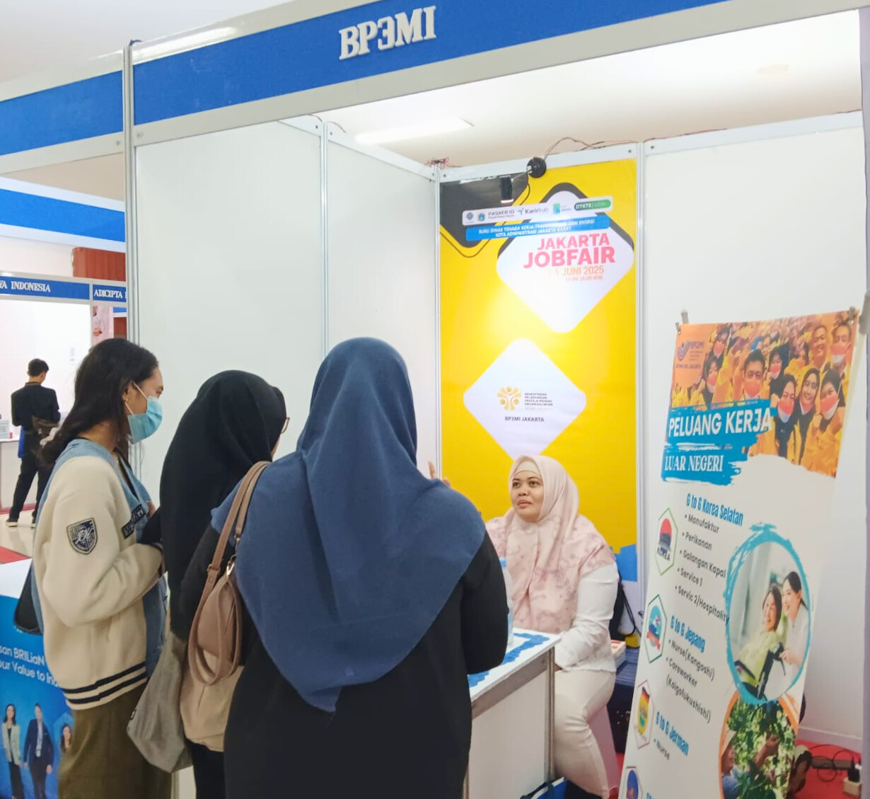 Para generasi muda pencari kerja yang tengah berbincang dengan petugas BP3MI, di stan Job Fair Jakarta Barat, Tanjung Duren, Rabu, 4 Juni 2025.