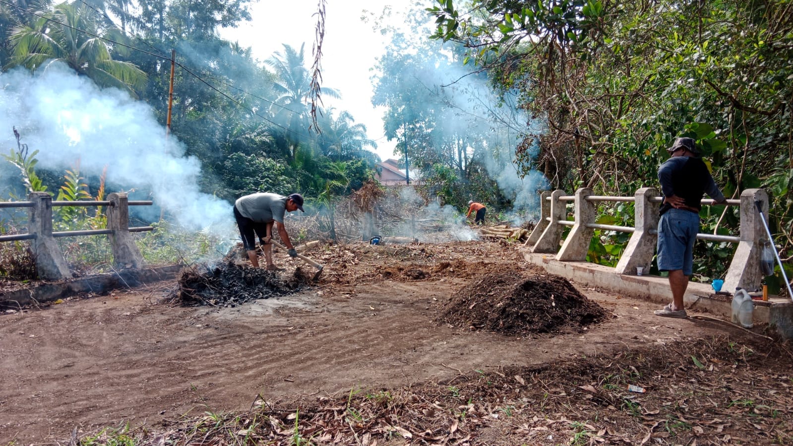 GOTONG ROYONG: Warga Desa Antibar bergotong royong membuka akses jalan yang tertutup semak belukar.