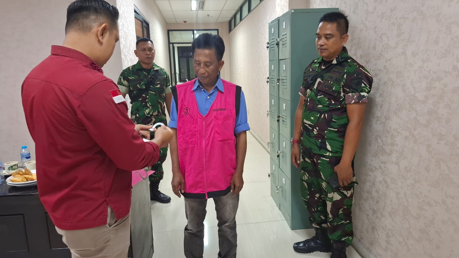 Tersangka MNH, konsultan proyek Bandara Rahadi Oesman, ditahan Kejati Kalbar dalam kasus dugaan korupsi.
