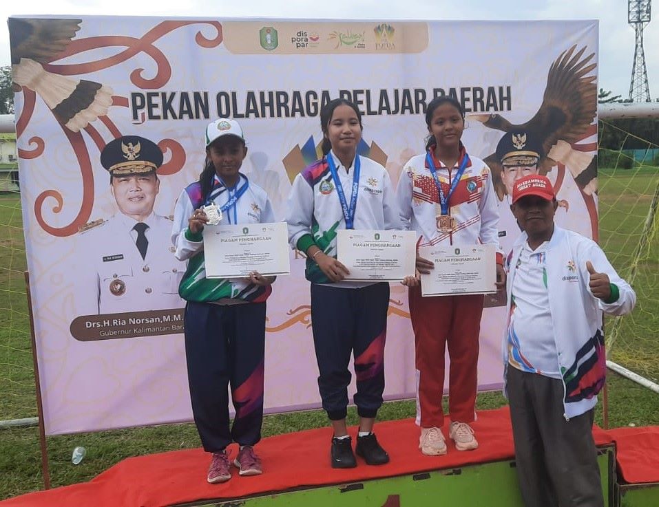 ATLETIK: pengalungan medali cabang atletik jalan cepat 5.000 meter putri. Atlet pelajar mempawah menyabet medali perunggu pada kelas tersebut.