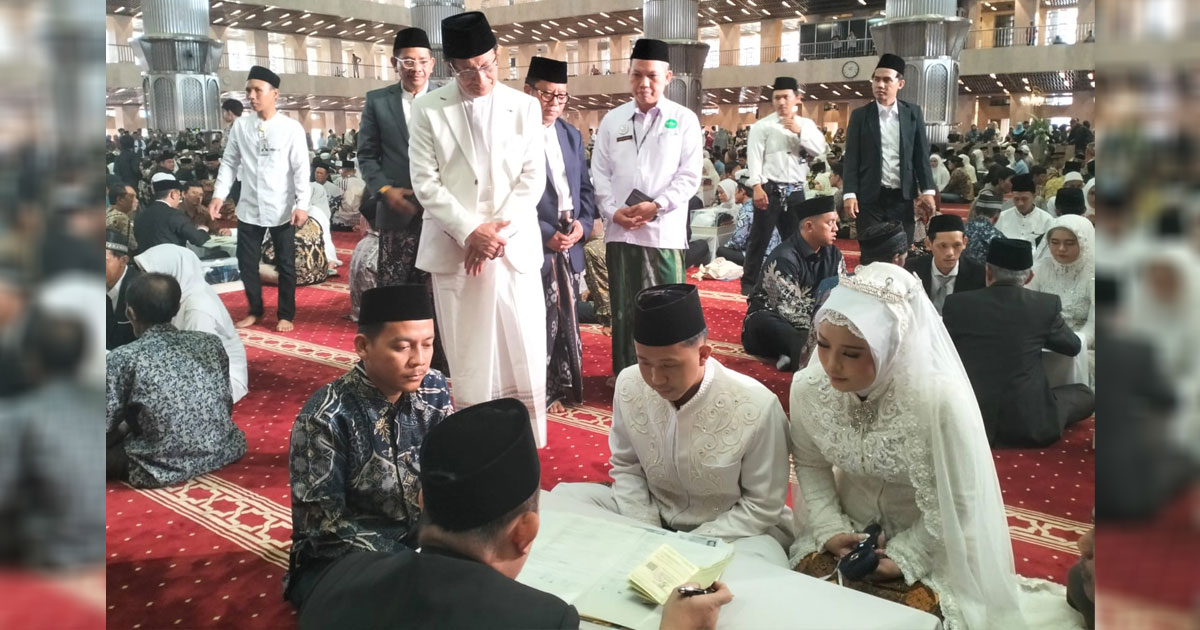 SAKSI NIKAH: Menag Nasaruddin Umar menyaksikan pelaksanaan program nikah massal di Masjid Istiqlal, Jakarta, kemarin.