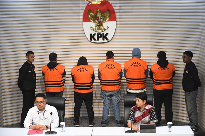 Lima tersangka kasus dugaan korupsi proyek pembangunan jalan di Dinas PUPR dan preservasi jalan di Satuan Kerja Pelaksanaan Jalan Nasional (PJN) Wilayah I Sumatera Utara dihadirkan dalam konferensi pers penetapan dan penahanan tersangka di Gedung Merah Pu