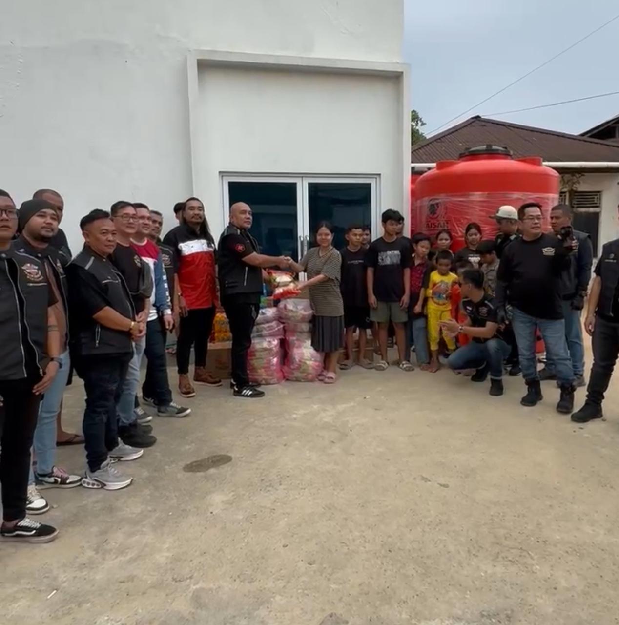 Komunitas Motor Harley Davidson Club Indonesia (HDCI) Pontianak saat melaksanakan  kegiatan sosial pada momen HUT HDCI ke 35 tahun. Kegiatan ini dilakukan di dua Kota, yaitu Pontianak dan Singkawang.