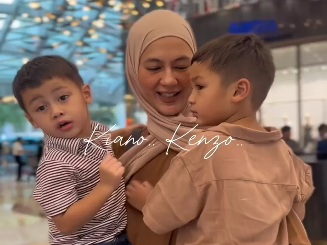Paula Verhoeven dan kedua anaknya.