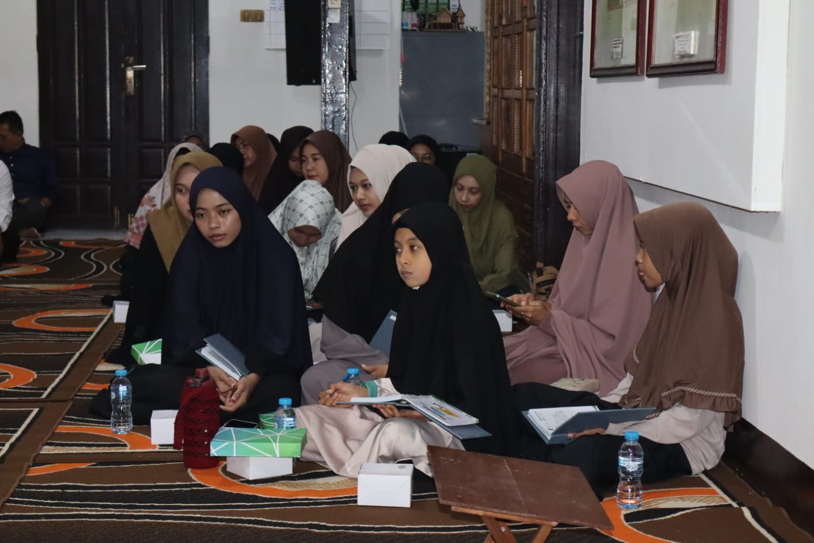 Peserta putri mengikuti Try Out dan Evaluasi Seleksi Tilawatil Qur